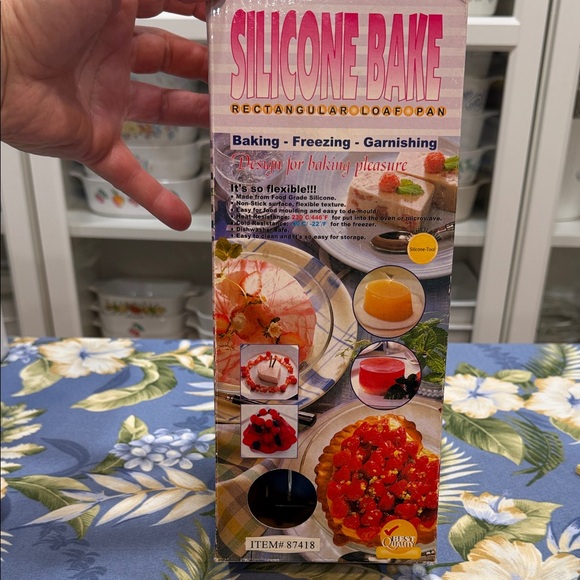 Tupperware Green Pickle Container - Picture 10 of 13